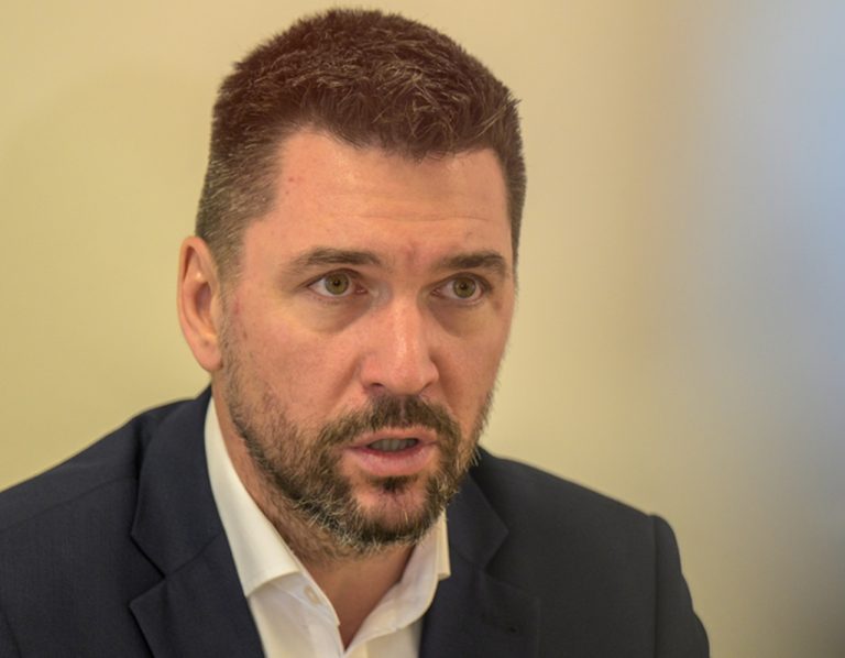 Tlačová konferencia ministra pôdohospodárstva a rozvoja vidieka SR Richarda Takáča a ústredného riaditeľa štátnej veterinárnej a potravinovej správy SR Martina Chudého o vývoji nákazovej situácie slintaèky a krívaèky