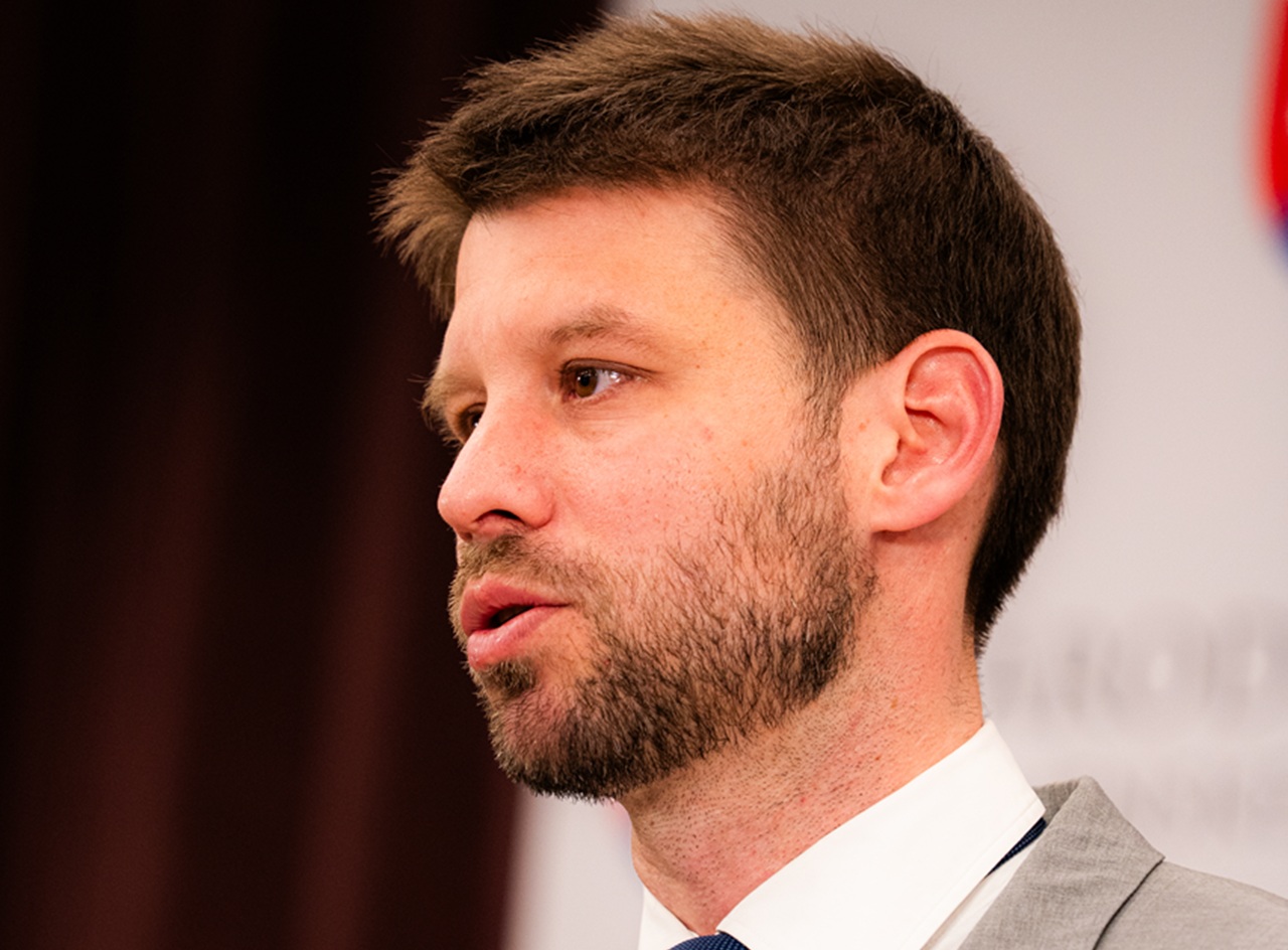 PS: Výzva na zmrazenie platov poslancov