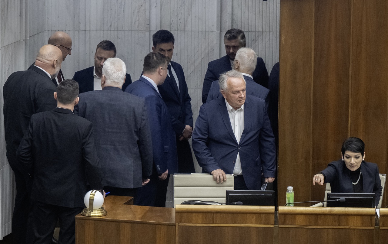 Poslanci volia predsedu NR SR, voľba je tajná