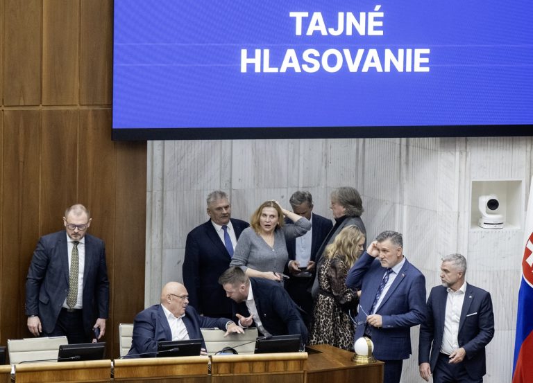 Poslanci volia predsedu NR SR, voľba je tajná