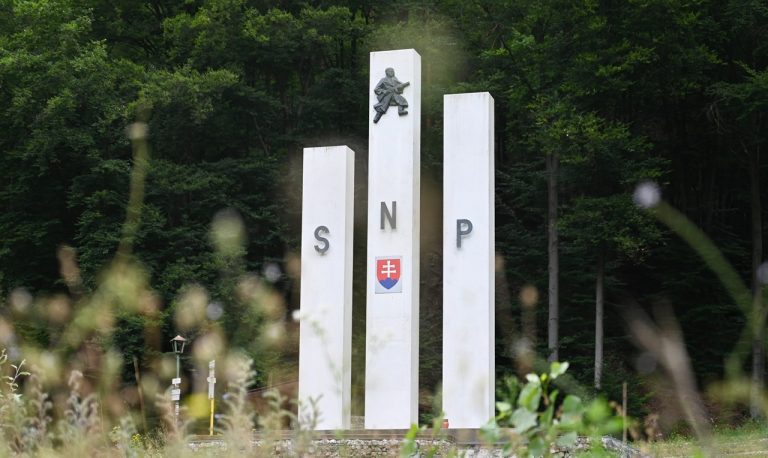 Pamätník SNP v doline Dvoly pri obci Brezová pod Bradlom
