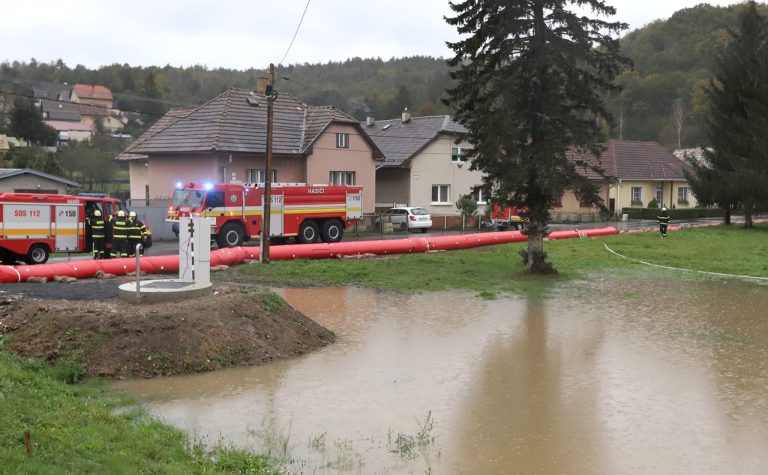 Situácia vo Zvolenskej Slatine počas dlhotrvajúceho dažďa Slatina záplavy protipovodňové opatrenia