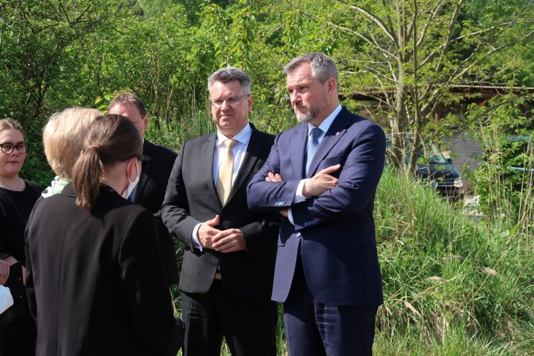 Prezident SR Peter Pellegrini považuje situáciu na skládke Vlčie hory pri Hlohovci za kritickú