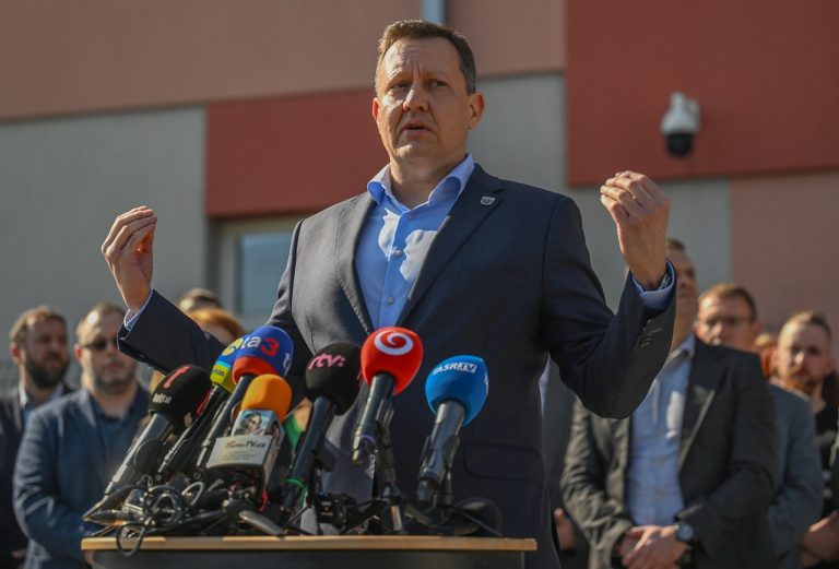 Tlačová konferencia Úradu špeciálnej prokuratúry v súvislosti s rušením úradu pred budovou ÚŠP v Pezinku