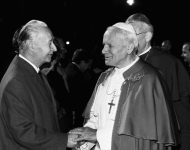 archívna snímka 1990 Ján Pavol II prvá historická návšteva Slovensko ukončenie pastoračná cesta Alexander Dubček bratislavské letisko Ivanka pri Dunaji odlet rozlúčka Svätý Otec vlastné meno Poliak Karol Józef Wojtyla