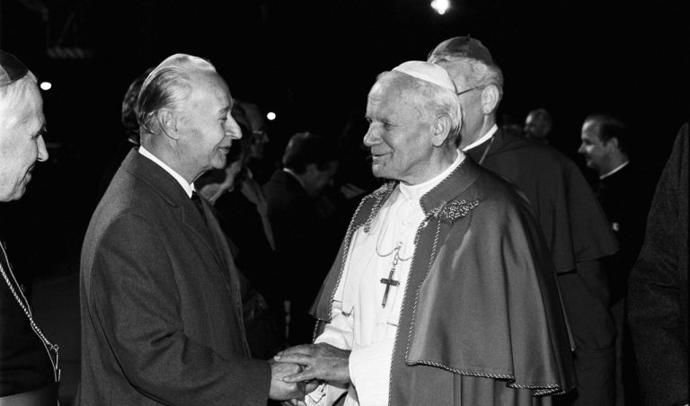 archívna snímka 1990 Ján Pavol II prvá historická návšteva Slovensko ukončenie pastoračná cesta Alexander Dubček bratislavské letisko Ivanka pri Dunaji odlet rozlúčka Svätý Otec vlastné meno Poliak Karol Józef Wojtyla