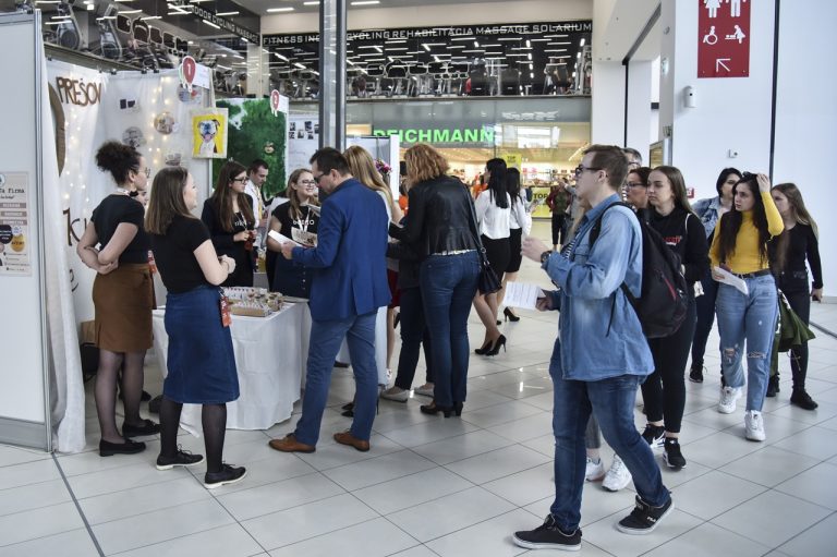 účastníci podujatia Junior Achievement - veľtrhu podnikateľských talentov v Bratislave