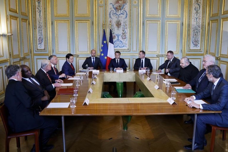 Macron Paríž rokovania