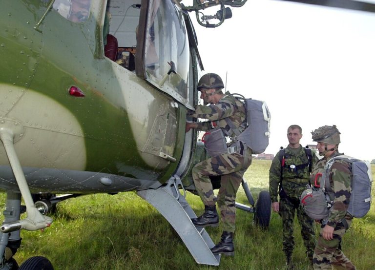 SR-Treneín-armáda-výsadkári-Francúzsko-vrtuľník