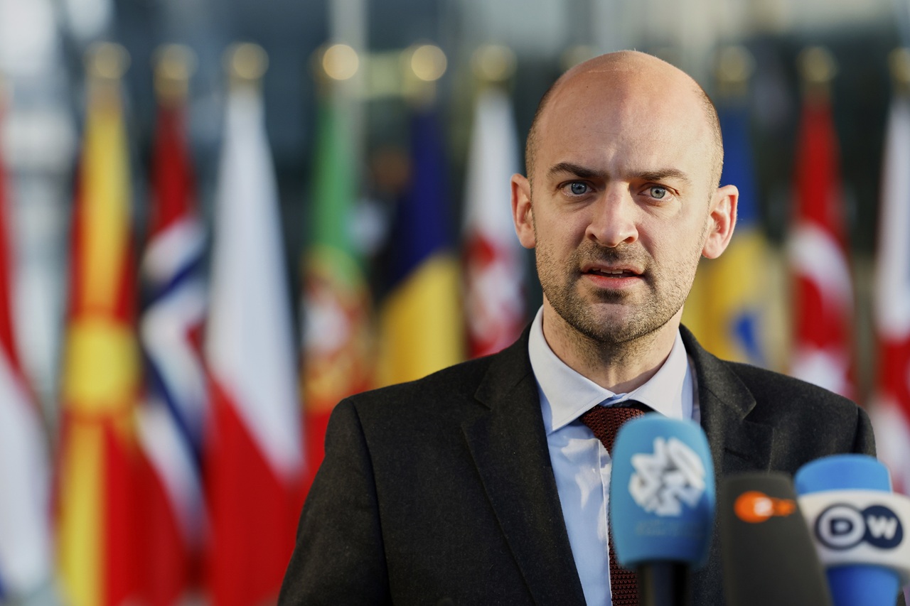 Alžírsko vyzvalo 12 francúzskych predstaviteľov na opustenie krajiny