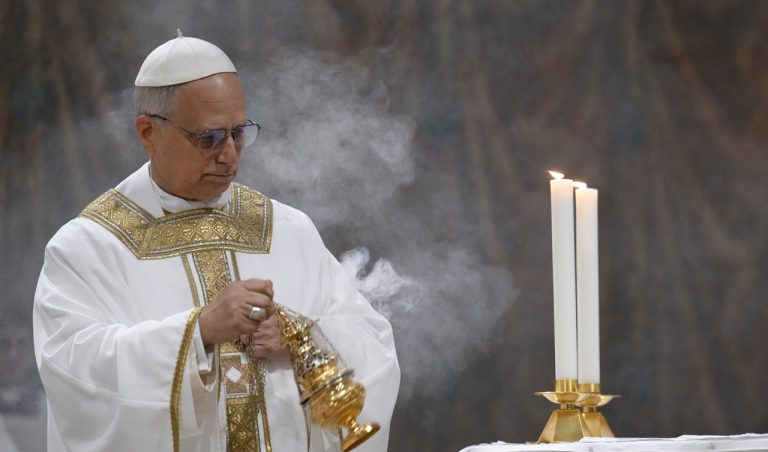 Pápež Lev XIV. odslúžil ďakovnú omšu v Sixtínskej kaplnke, skončila sa potleskom