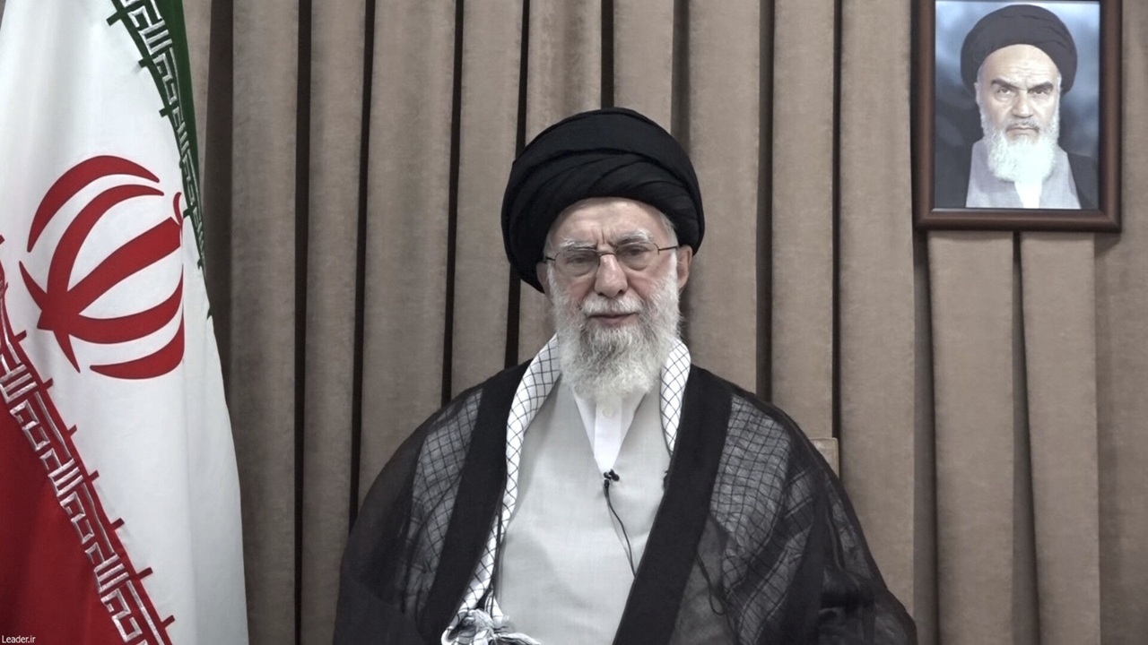 Chameneí: Irán neakceptuje "nanútenú vojnu ani mier a nevzdá sa"
