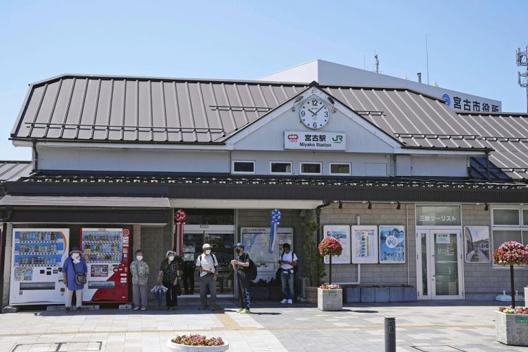 Japonsko zasiahli vlny cunami vysoké až 1,3 metra
