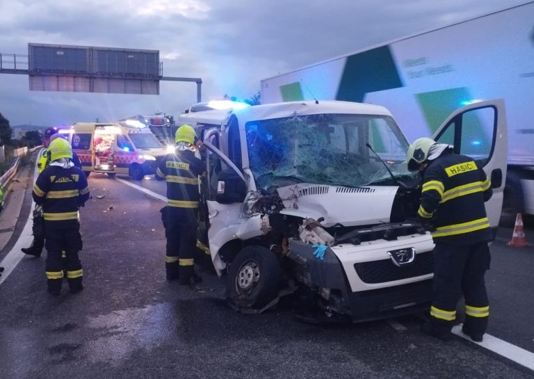 Pri rannej nehode kamióna a dodávky na D2 sa zranilo päť ľudí