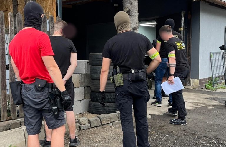 Policajti v nedeľu vykonali úspešnú protidrogovú akciu, zadržali tri osoby