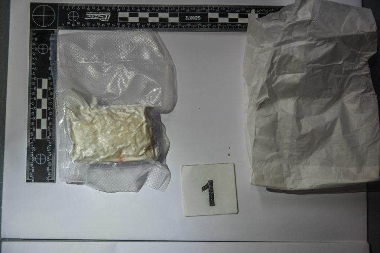 Polícia navrhla obžalovať trojicu ľudí pre obchodovanie s pervitínom