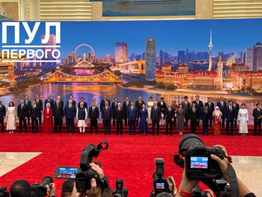 Na fotografii je skupinová snímka účastníkov samitu