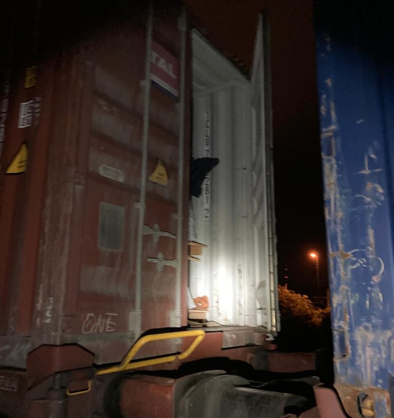 Polícia obvinila muža, ktorý vykrádal lodné kontajnery
