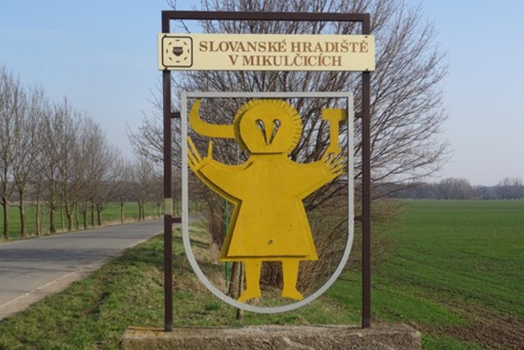 Starý symbol Mikulčíc Valov z avarskej pracky. Zmizol. Novú uvítaciu tabuľu môžete na tom istom betone vidieť aj pomocou Google Earth. Vraj slovanské hradište! 