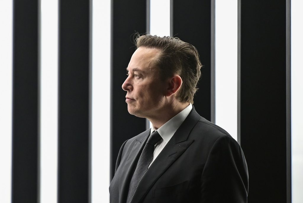 Auto: Tesla údajne rozpúšťa tím zodpovedný za vývoj počítača Dojo