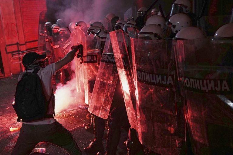 Srbsko protesty protivládne policajti