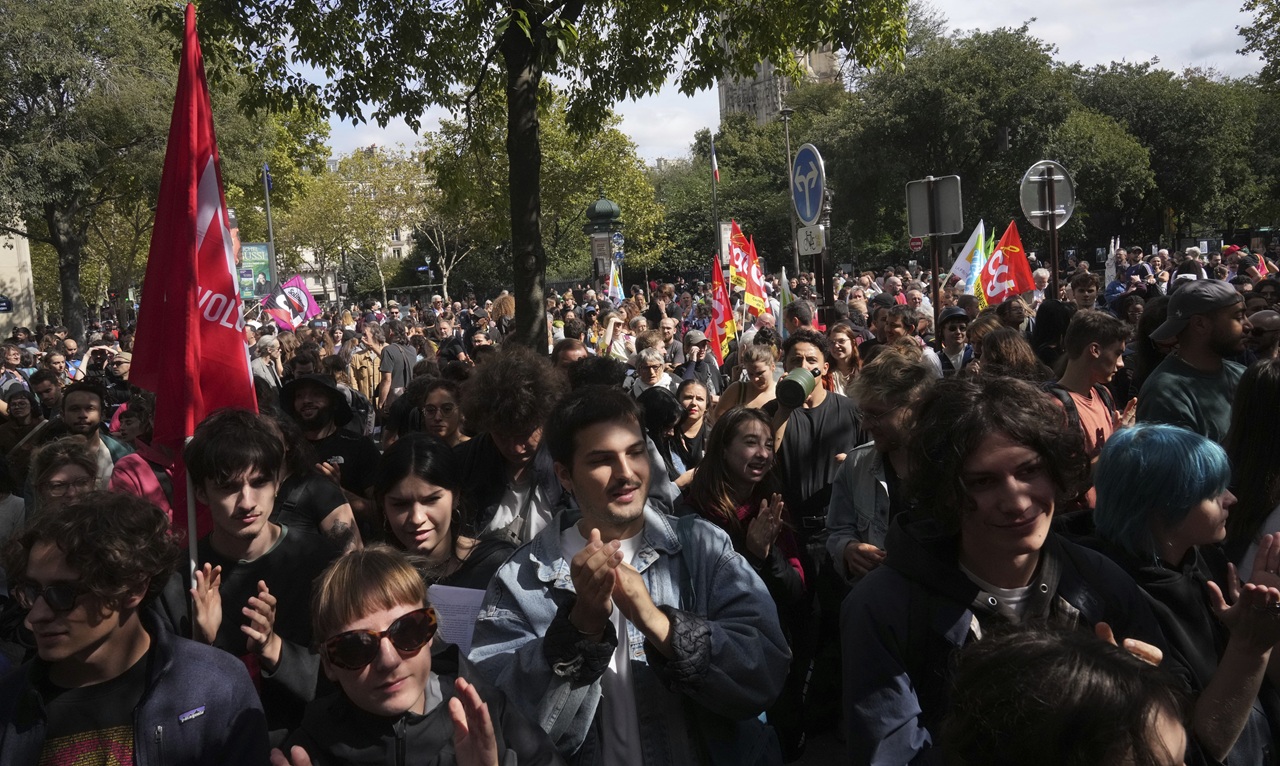 demonštranti protesty Paríž-555412