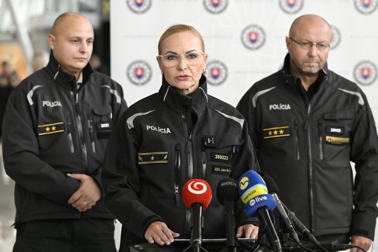 migrácia polícia