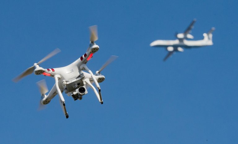 dron drony letisko lietadlo