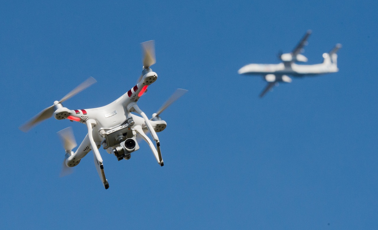 dron drony letisko lietadlo