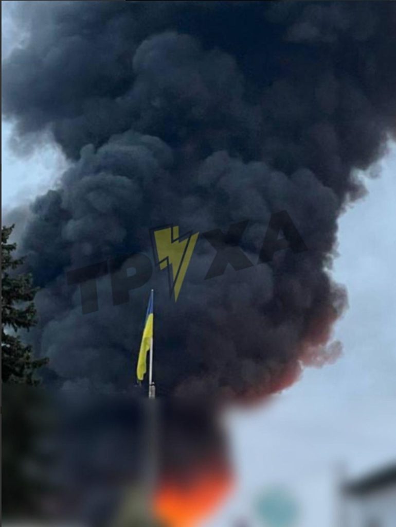 V Černigove ruské drony zaútočili na infraštruktúrny objekt, nad mestom je silný dym a požiar