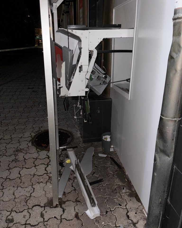 Polícia vyšetruje nočný výbuch bankomatu vo Vrbovom-2025181106md