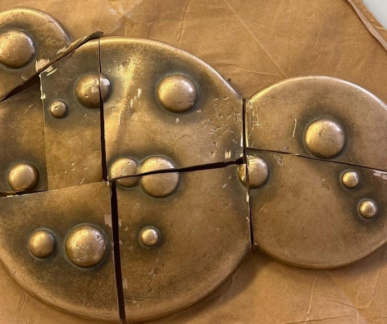 Polícia obvinila 28-ročného muža z Piešťan z krádeže mosadzných reliéfov