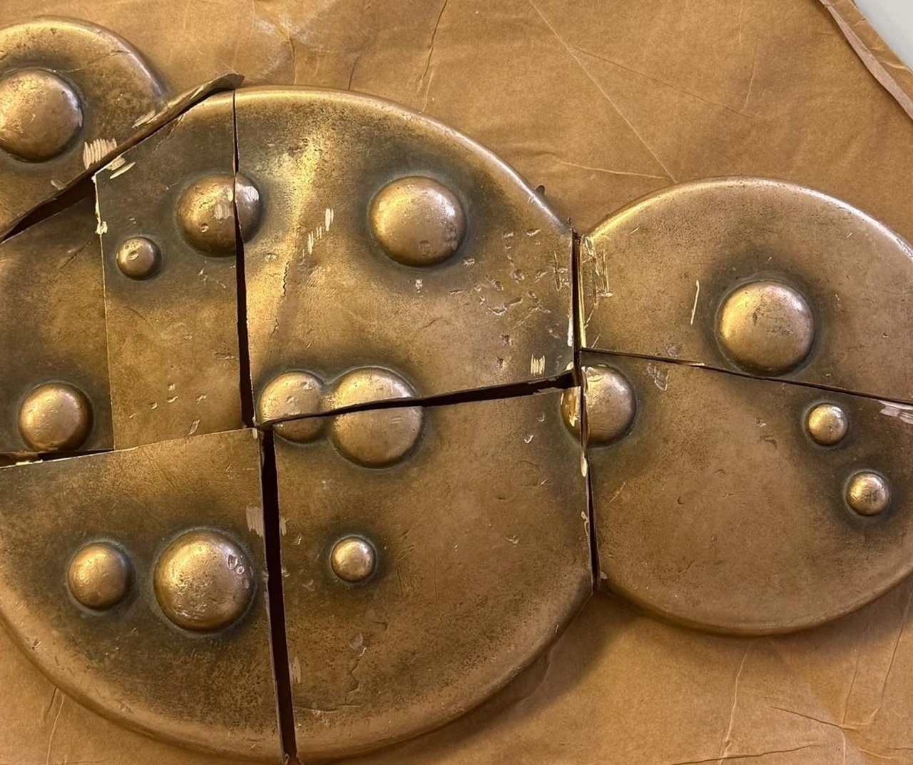 Polícia obvinila 28-ročného muža z Piešťan z krádeže mosadzných reliéfov