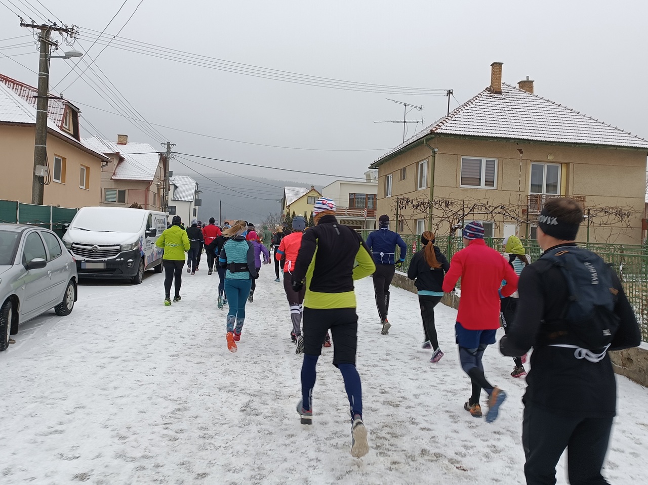 Na Trojkráľovom behu obcou Kriváň sa zúčastnili muži, ženy, deti i pes