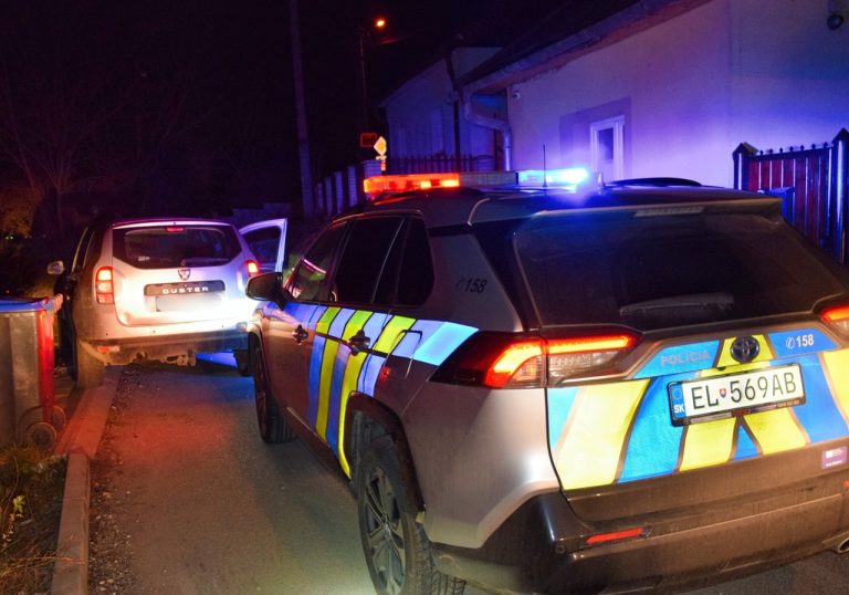 Opitý vodič narazil s ukradnutým autom do služobného vozidla polície