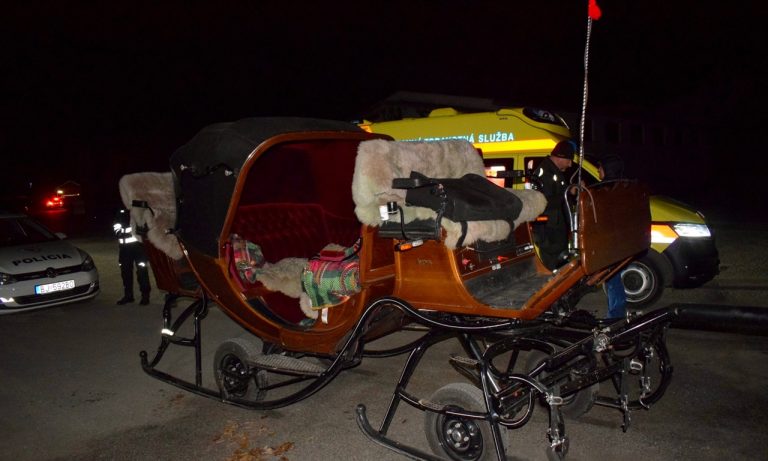 Polícia vyšetruje nehodu konského povozu v centre Bardejova