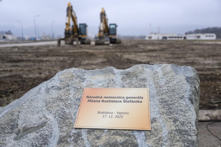 Úvodný výkop za účasti podpredsedu vlády a ministra obrany SR Roberta Kaliňáka a ministra zdravotníctva SR Kamila Šaška pri príležitosti oficiálneho začiatku stavby novej koncovej Národnej nemocnice generála Milana Rastislava Štefánika