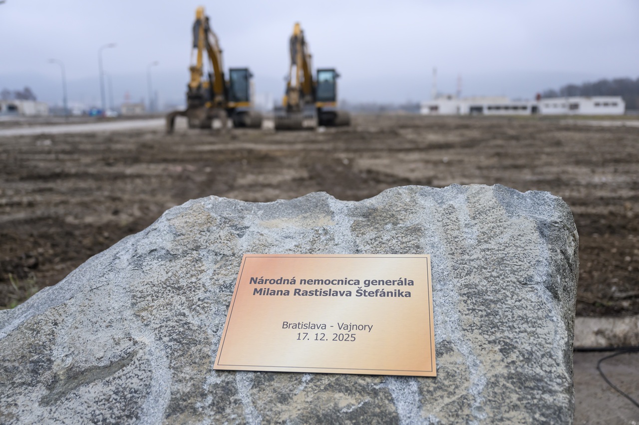 Úvodný výkop za účasti podpredsedu vlády a ministra obrany SR Roberta Kaliňáka a ministra zdravotníctva SR Kamila Šaška pri príležitosti oficiálneho začiatku stavby novej koncovej Národnej nemocnice generála Milana Rastislava Štefánika
