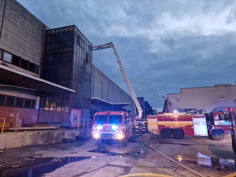poziar-hasici-hala-jd2025121802