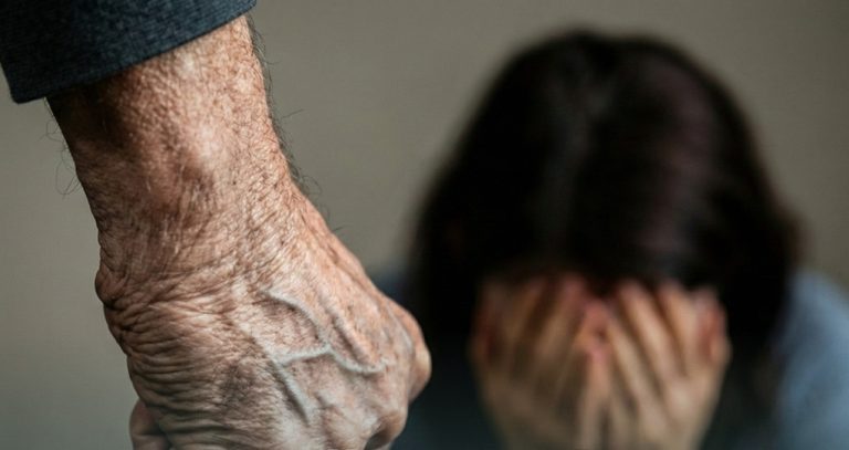 násilie, vyhrážanie