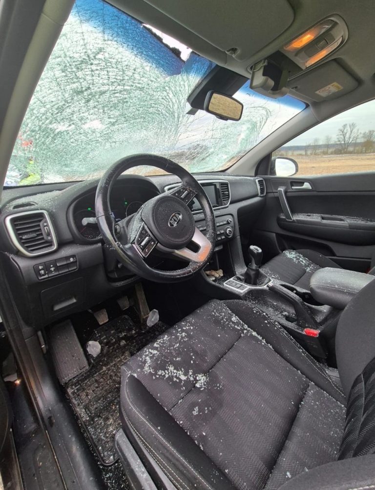 Spadnutý kus ľadu z kamióna zranil na Záhorí ženu v osobnom aute