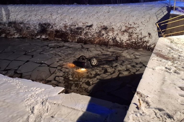 Auto skončilo prevrátené vo vodnom kanáli, zomrela jedna osoba
