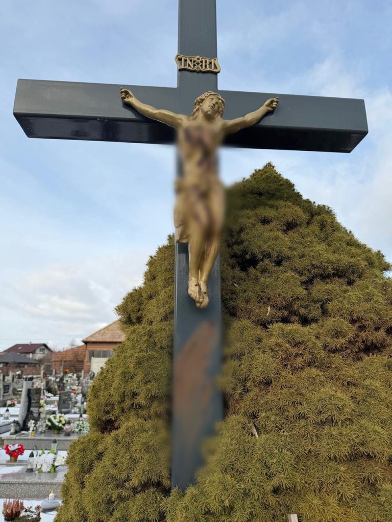 Polícia vyšetruje prípad vandalizmu na obidvoch cintorínoch vo Veľkom Záluží