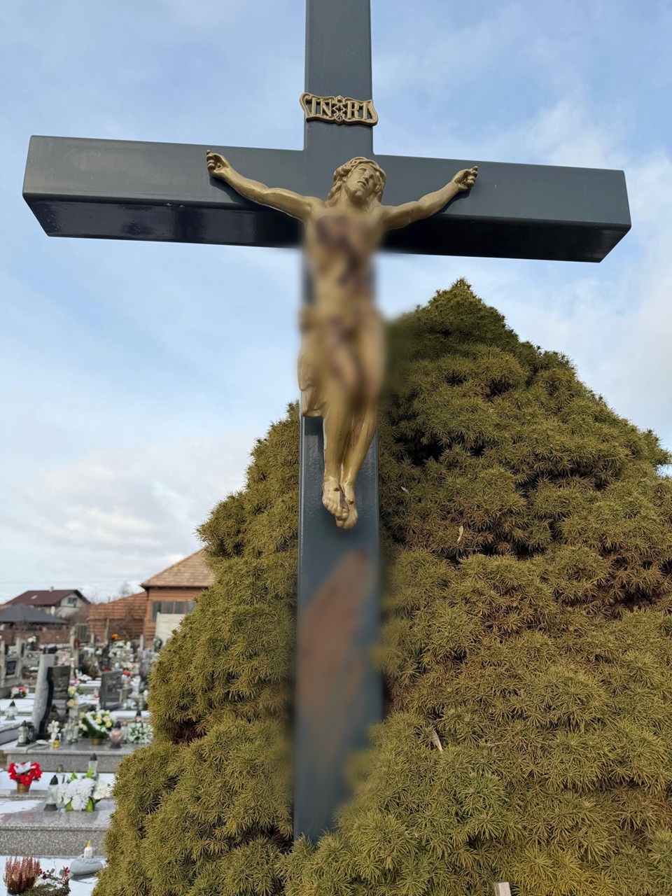 Polícia vyšetruje prípad vandalizmu na obidvoch cintorínoch vo Veľkom Záluží