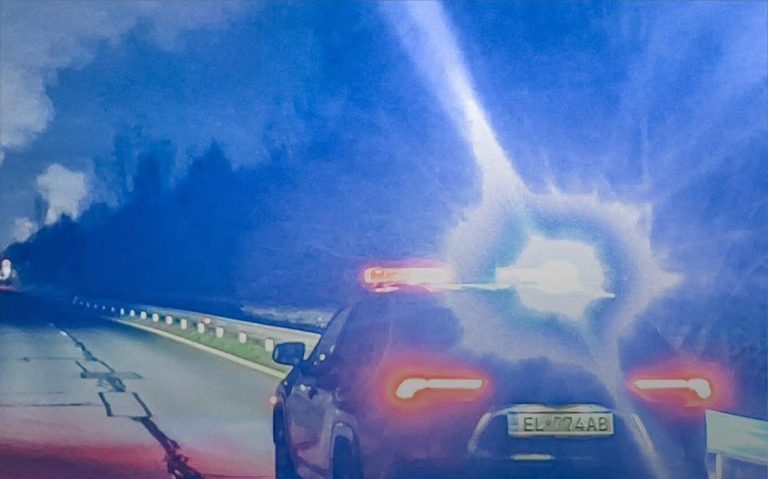 Podozrivý z vraždy seniorky napadol nožom policajtov, jedného zranil