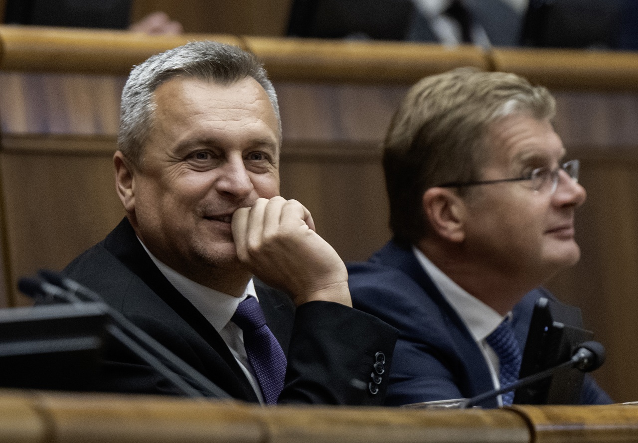 NRSR: Živnostníci nebudú od budúceho roka platiť transakčnú daň