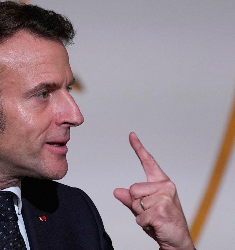 Macron sa stretol s francúzskymi veľvyslancami