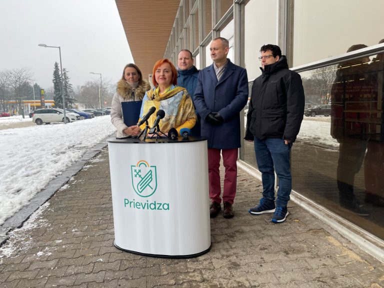 Na snímke zľava vedúca odboru stavebného poriadku, výstavby a životného prostredia Mestského úradu v Prievidzi Andrea Nikmonová, primátorka Prievidze Katarína Macháčková, vedúci športovísk Technických služieb mesta Prievidza Branislav Bucák, viceprimátor Prievidze Michal Dobiaš a prednosta Mestského úradu v Prievidzi Alojz Vlčko počas brífingu mesta Prievidza o vodnom komplexe v Prievidzi 14. januára 2026