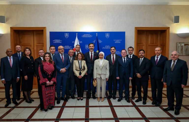 Na slávnostnom podujatí sa zúčastnilo 17 veľvyslancov a vedúcich misií členov Organizácie islamskej spolupráce (OIC) akreditovaných na Slovensku.