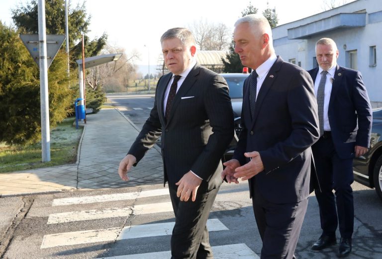 Na snímke zľava predseda vlády SR Robert Fico a generálny riaditeľ spoločnosti Milan Veselý v spoločnosti Slovalco, a. s. v Žiari nad Hronom